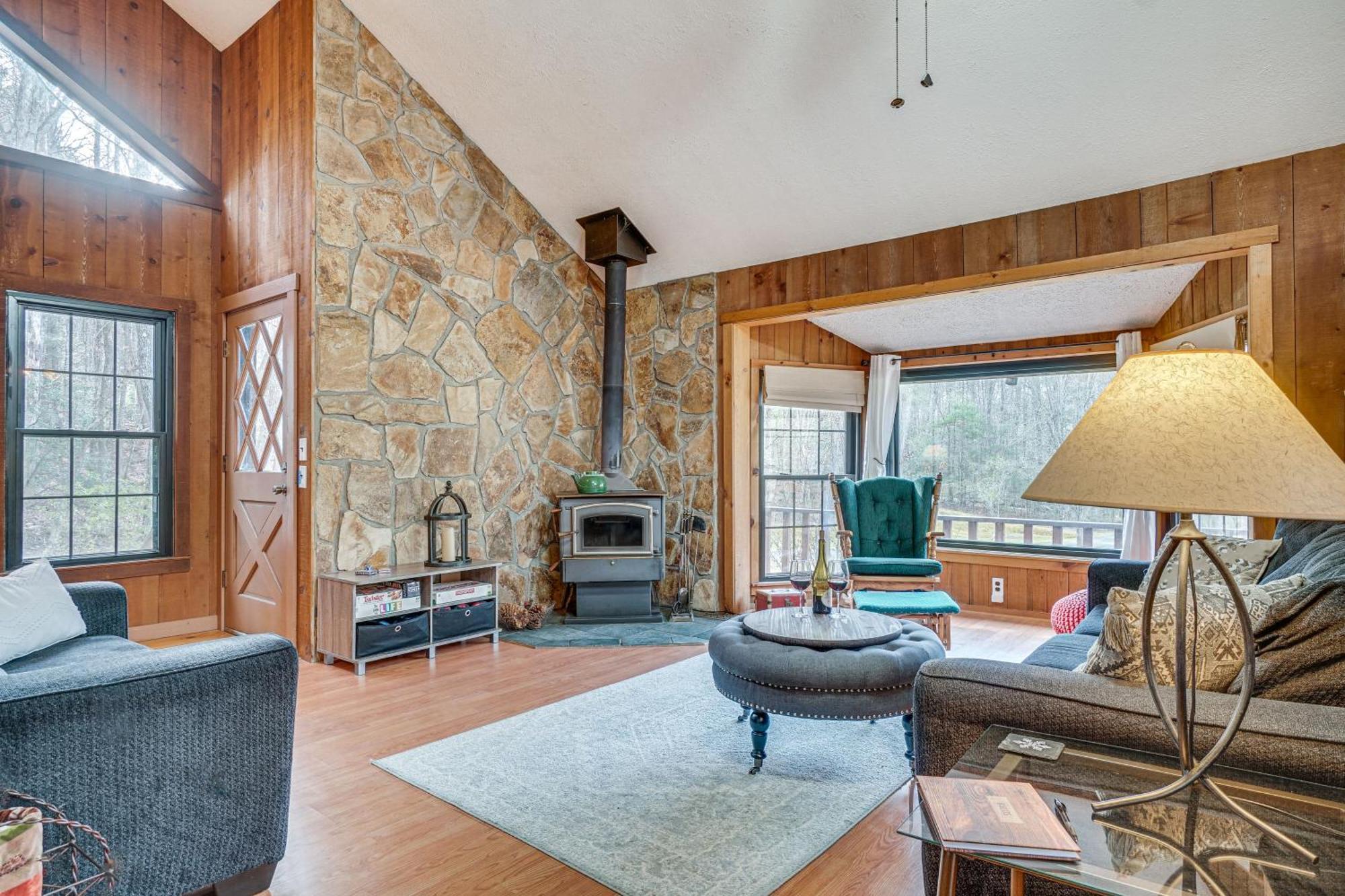 Charming Cabin With Fire Pit And Decks About 7 Mi To Helen Sautee Nacoochee Eksteriør billede