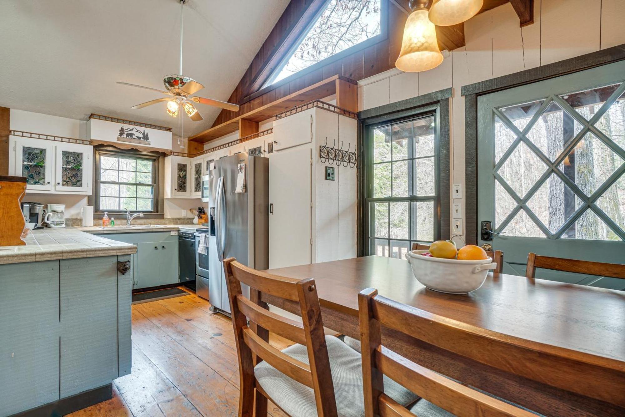 Charming Cabin With Fire Pit And Decks About 7 Mi To Helen Sautee Nacoochee Eksteriør billede