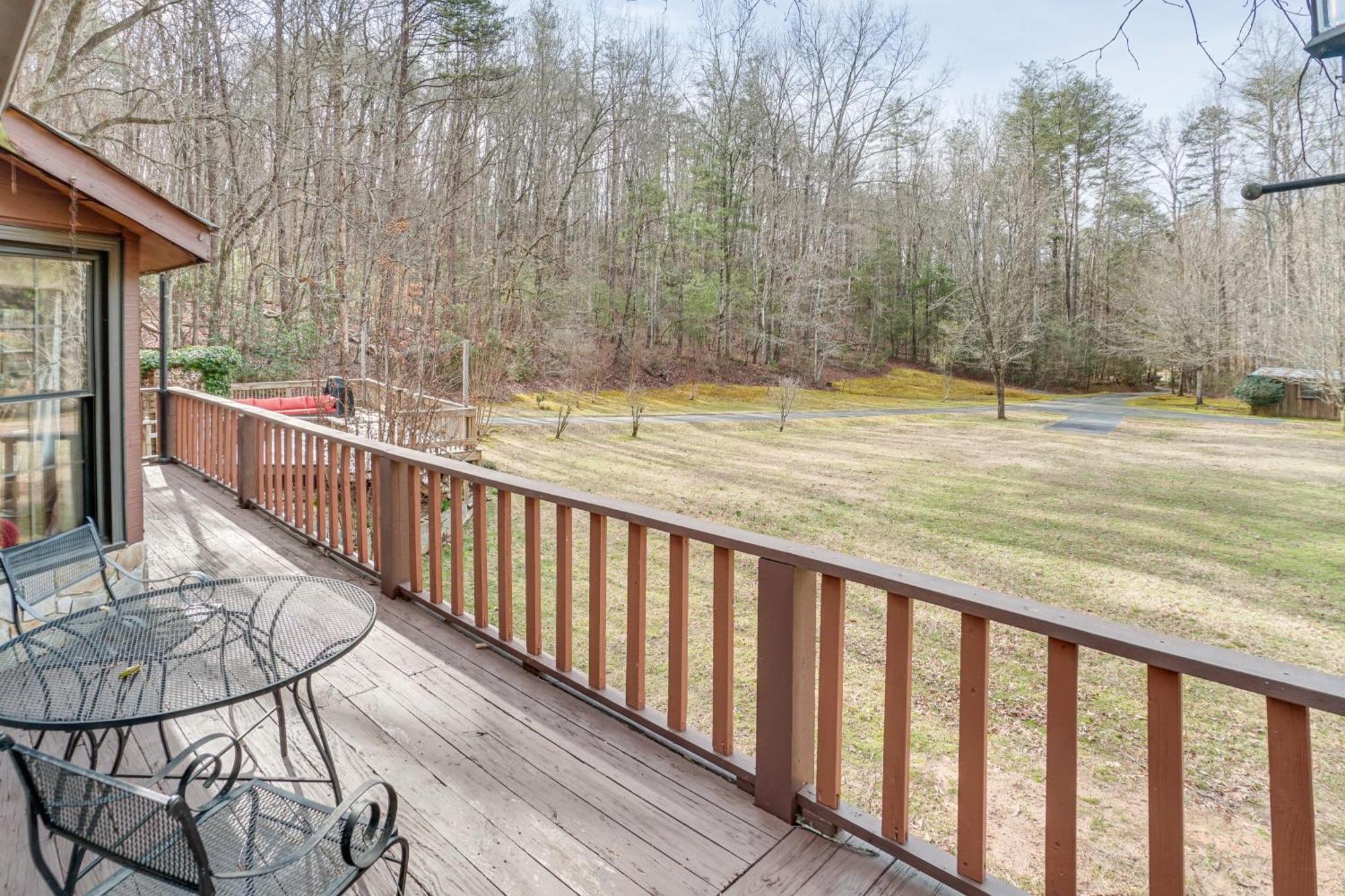 Charming Cabin With Fire Pit And Decks About 7 Mi To Helen Sautee Nacoochee Eksteriør billede