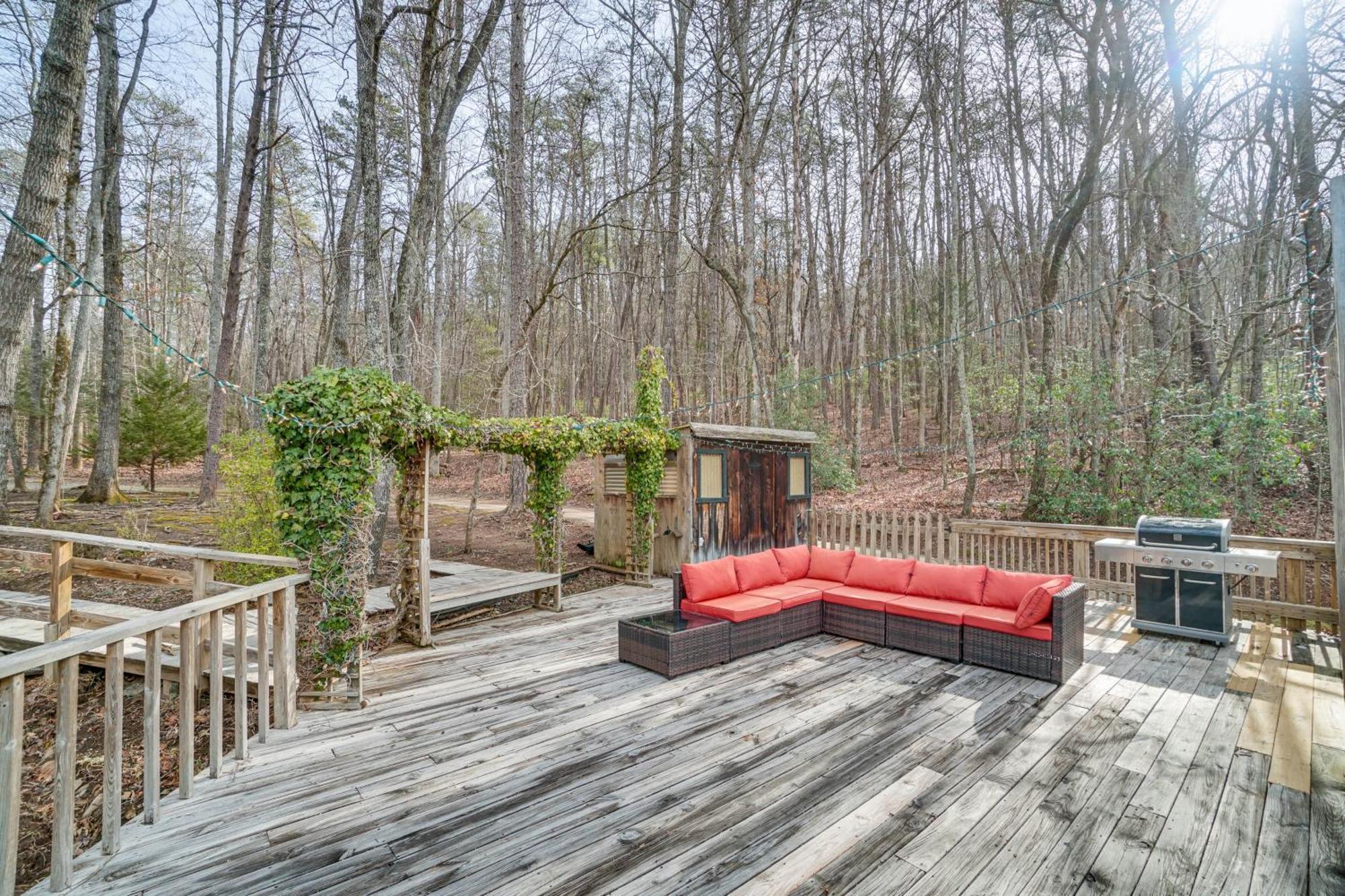 Charming Cabin With Fire Pit And Decks About 7 Mi To Helen Sautee Nacoochee Eksteriør billede